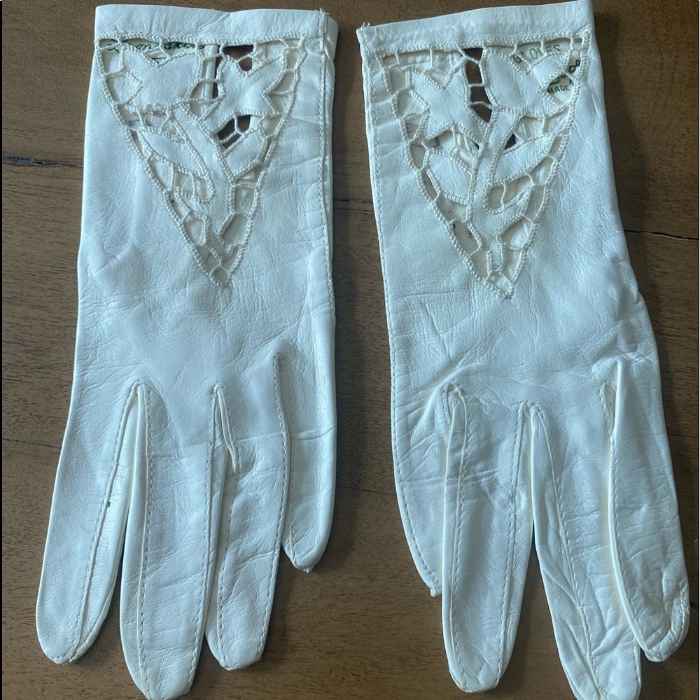 Vintage Short Cream Feminine Gloves